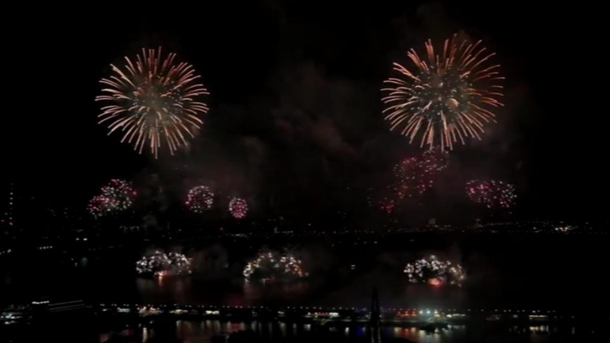 淡水漁人碼頭煙火秀首場,在10日晚間登場。(圖/TVBS)