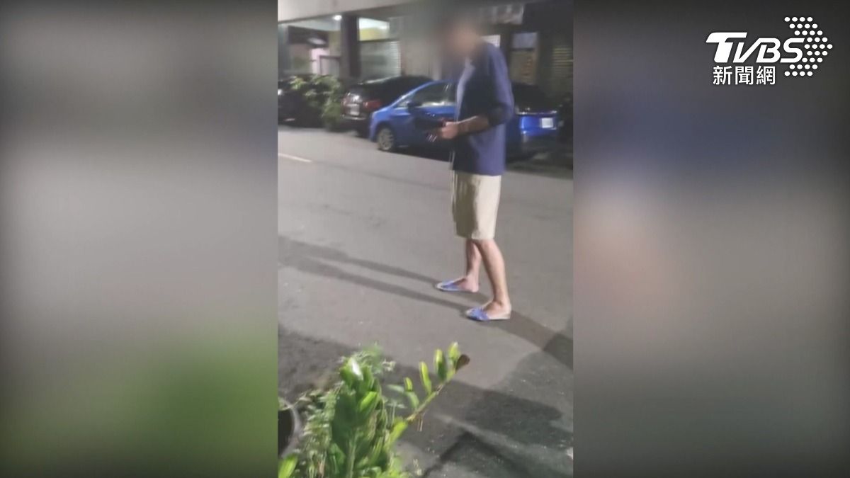 借錢不成就上門飆罵,鄰居不忍了,理論變肢體衝突。(圖/TVBS)