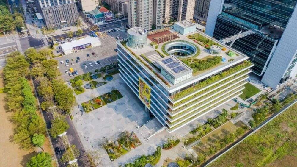 高雄市立圖書館宛如置身城市中的森林書屋。(圖/翻攝自高雄旅遊網官網)