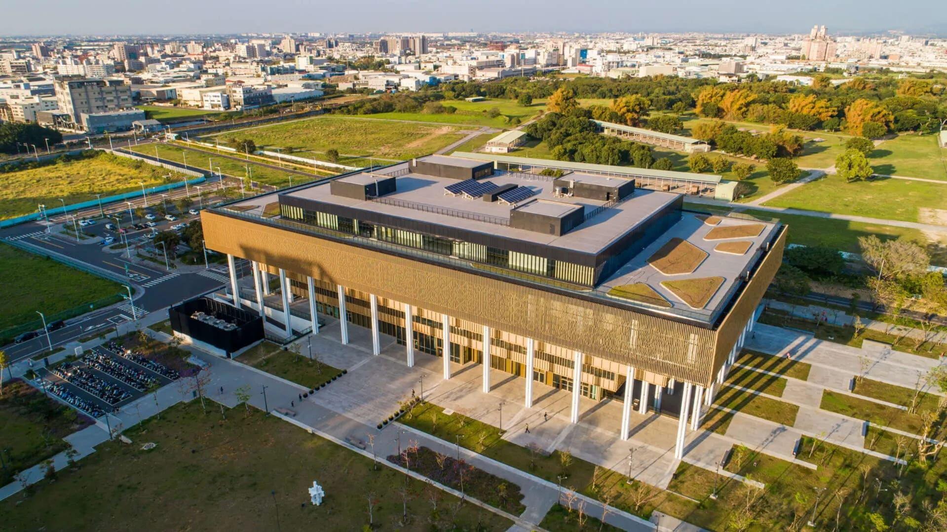 臺南市立圖書館是近年人氣攀升的新地標。(圖/翻攝自台南旅遊網官網)
