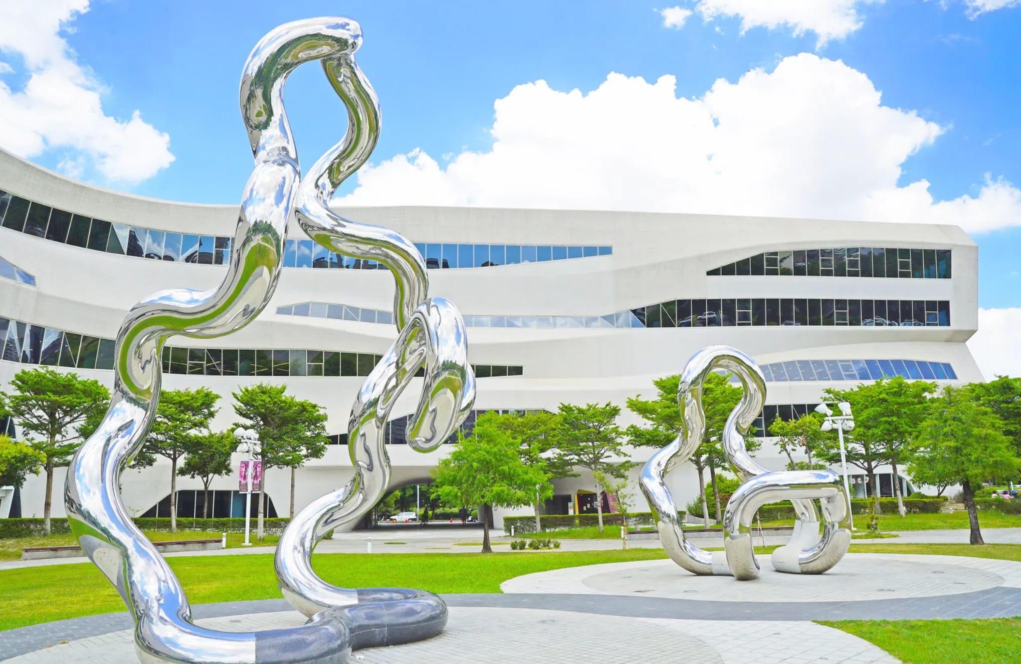 國立公共資訊圖書館外形猶如一艘巨型太空船,不僅成為城市地標,也引發國際關注。(圖/翻攝自FB@國立公共資訊圖書館)