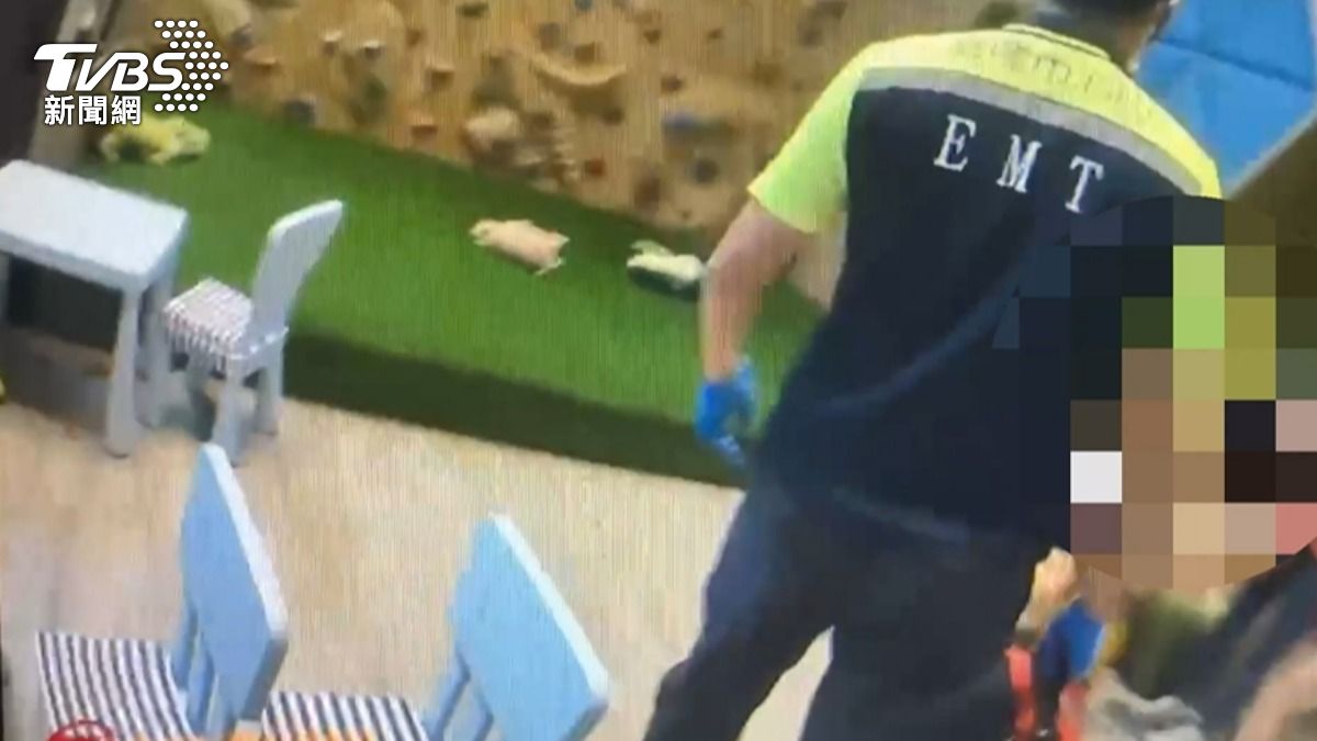 消防隊員將男童送醫注射血清並無大礙。（圖／TVBS）