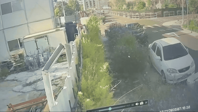 葉翁高速與汽車相撞,當場沒有生命跡象。(圖/TVBS)