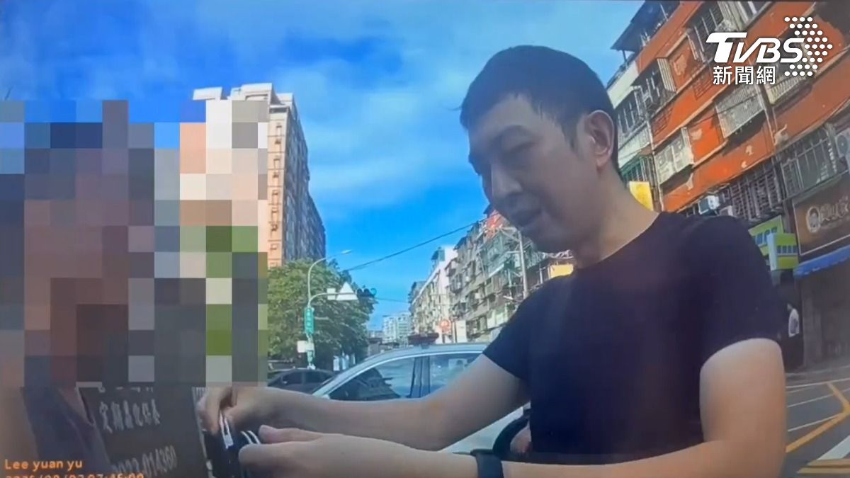 警方將涉嫌違反保護令的楊姓男子攔下,警方將他上銬帶回保護管束。(圖/TVBS)