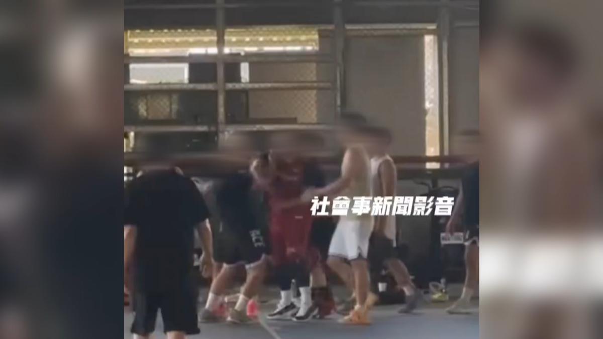 高雄苓雅區青少年籃球場，因犯規口角引起爭議，身穿紅色籃球衣，重拳打在黑衣男身上（圖／翻攝社會事影音）