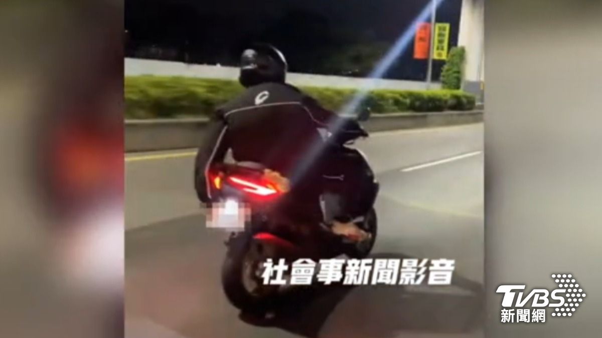 深夜狂飆,疑躲測速下腰遮牌單手騎車。(圖/翻攝社會事新聞影音)
