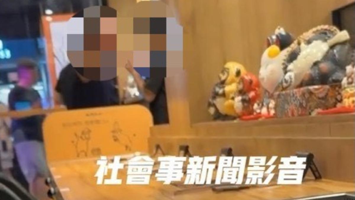 男子未用餐稱好意幫喬座位和店員口角。(圖/社會事新聞影音)
