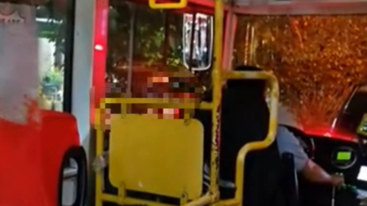 騎士不滿公車司機切出來,下車站車窗旁怒嗆。(圖/民眾提供)