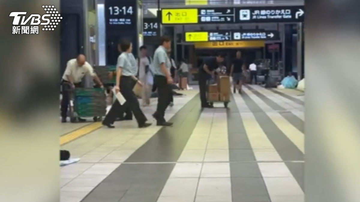JR、新幹線、飛機全停駛,大批旅客被迫在車站過夜。(圖/畫面提供IG:pei_pei.0407)