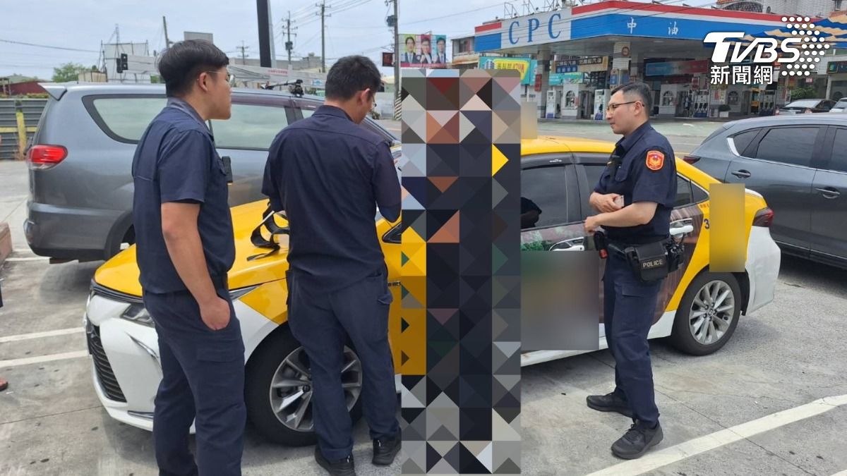 計程車下來一名黑衣男子，看到警察來手抖個不停，警察一眼就感覺他有問題，經盤查就是詐騙集團車手（圖／TVBS）