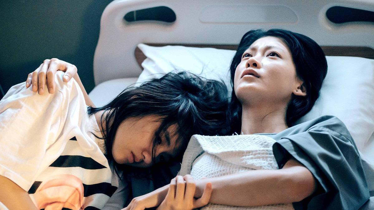 飾演「保嬰艙」社工麗心的廖子妤撞見許恩怡飾演的懷孕少女小曼,決定幫她脫離深淵。(圖/海鵬提供)