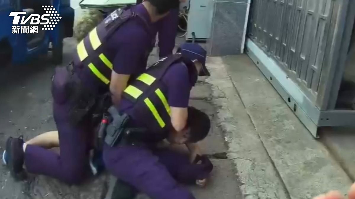 警力壓制將犯嫌逮捕。（圖／TVBS）