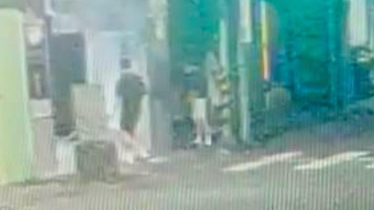 半夜急上廁所？男子街頭解放挨罰風險高。（圖／民眾提供）