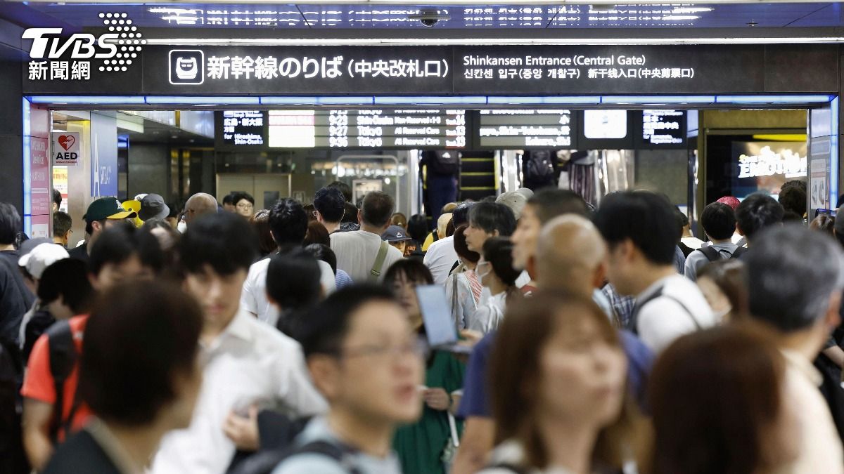 日本正逢連假返鄉潮，山陽和九州新幹線因為暴雨停駛，旅客滯留車站。（圖／達志影像美聯社）