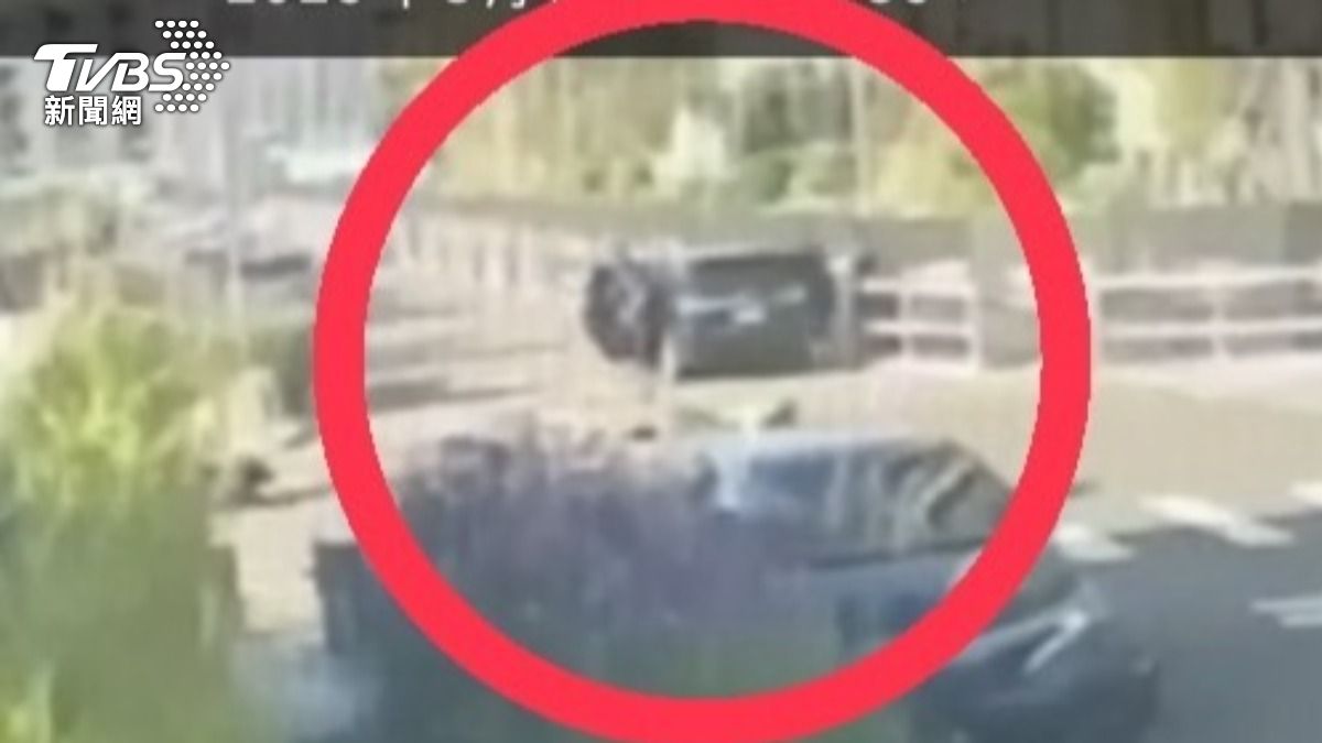 遭機車攔腰撞！休旅車「解壓縮」車上5-6人全跑光