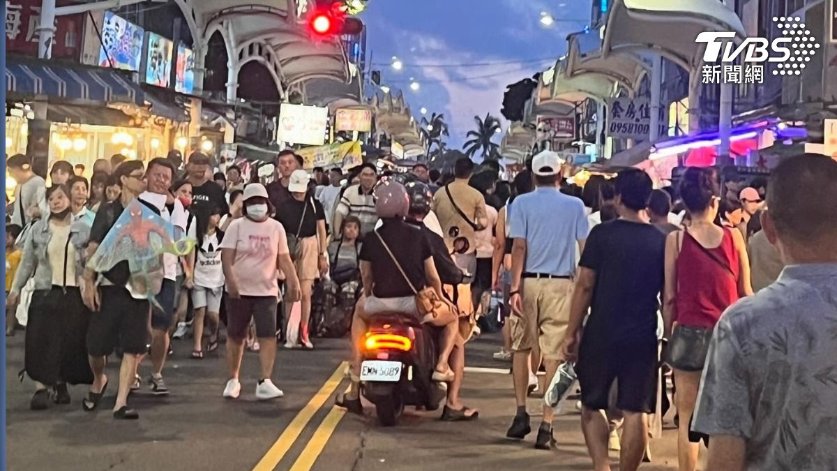 周末旗津風箏節吸引大批人潮,渡輪公司特別加開班次疏運,光人潮不輸過年期間,周末兩天就湧入10萬人次(圖/TVBS)
