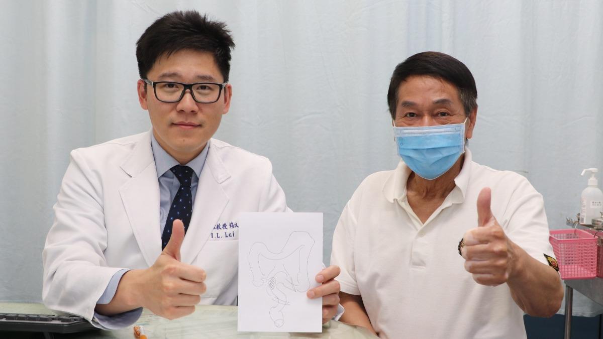 賴以立(左)透過切片化驗等檢查,確認黃翁(右)罹患直腸早期腺癌。(圖/大里仁愛醫院提供)