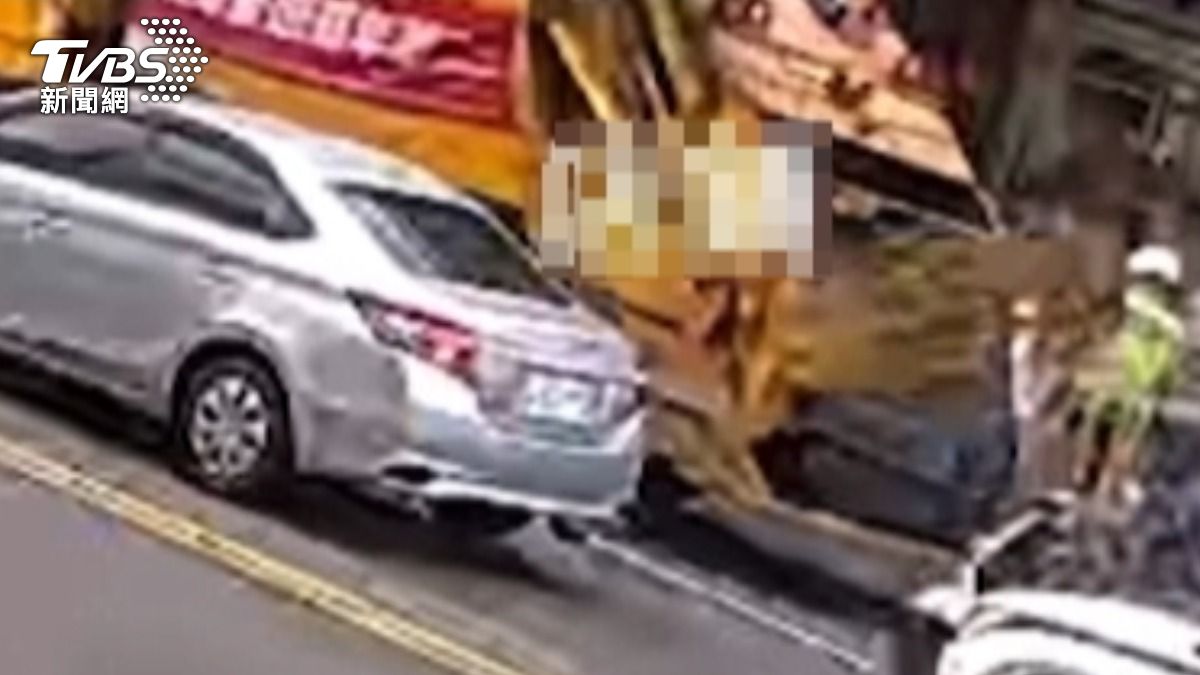 垃圾車噴濺土黃色不明液體。(圖/TVBS)