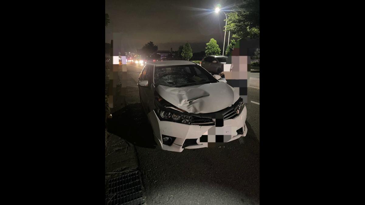婦人從遊覽車下車,在閃黃燈路口等待穿越馬路,被車撞到往前噴飛。(圖/民眾提供)