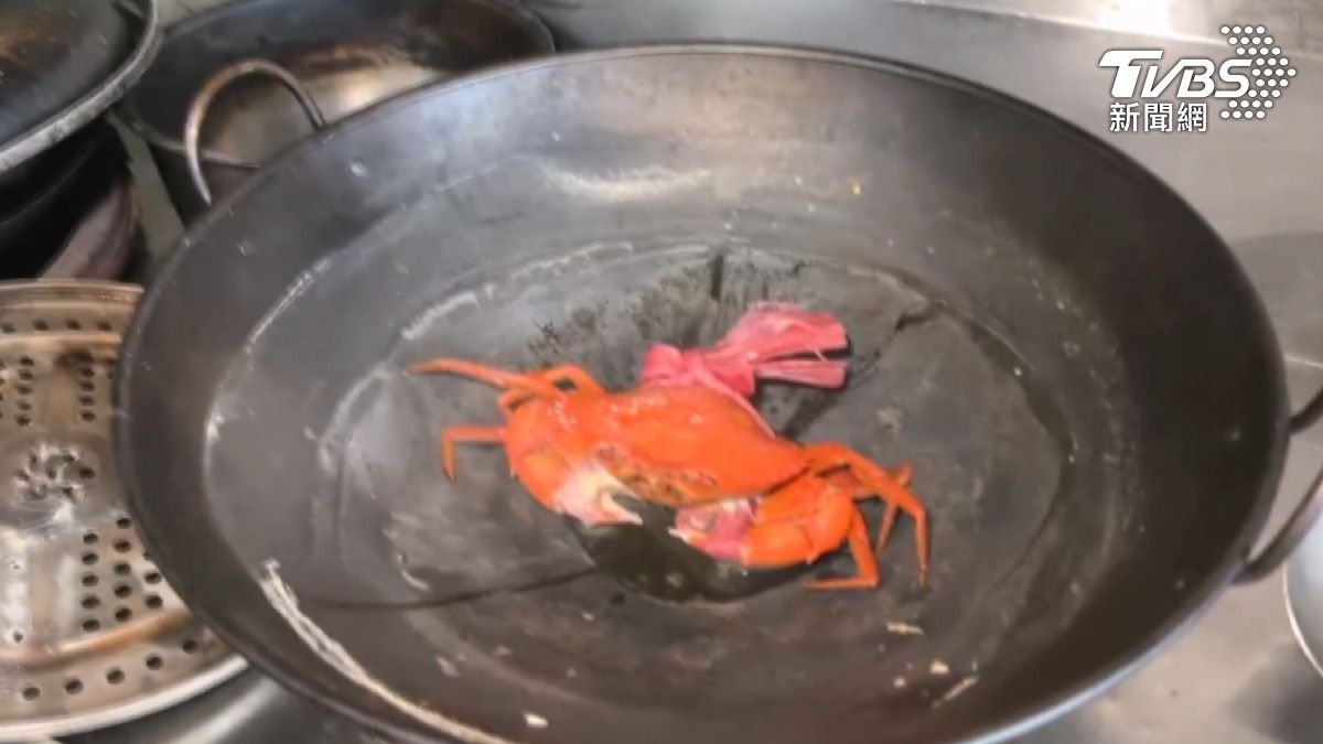 業者也解釋,由於水沒有淹過螃蟹,煮法類似清蒸,但因為烹煮方式有爭議,當天螃蟹並未收取代工費(圖/TVBS)