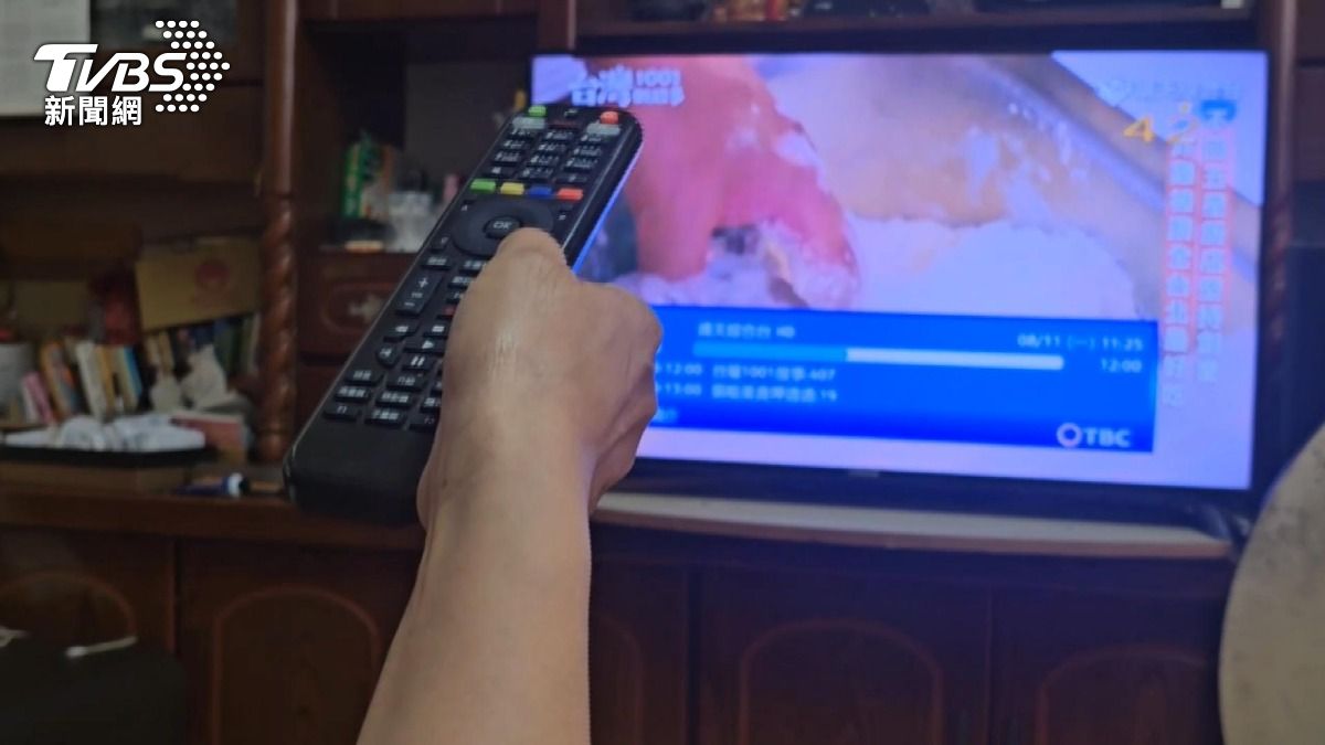觀眾表示,他們轉遙控器來回尋找,卻發現平常固定收看的節目都不見了。(圖/TVBS)