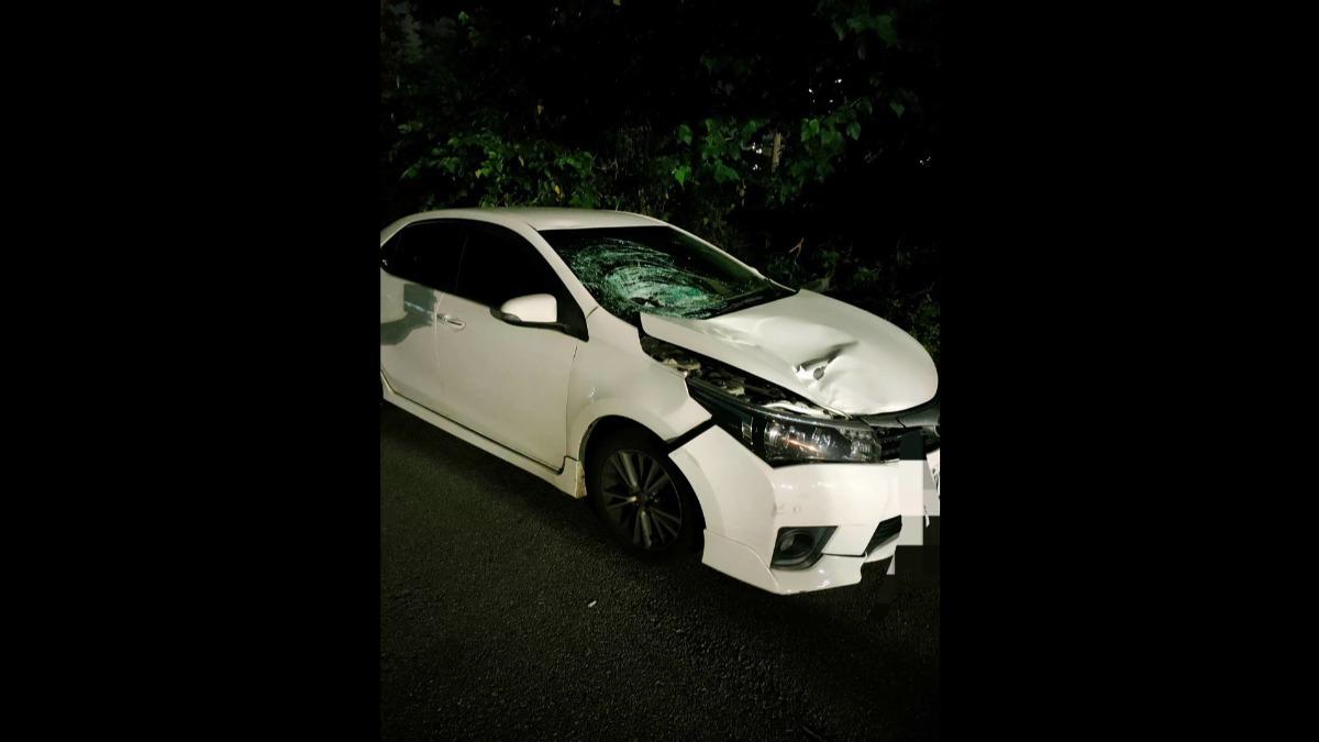 當事車輛引擎蓋嚴重凹陷,擋風玻璃碎裂,撞擊力道大。(圖/民眾提供)