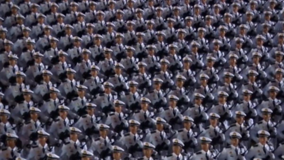 北京九三大閱兵首次彩排登場,出動多達2.2萬人。(圖/央視)