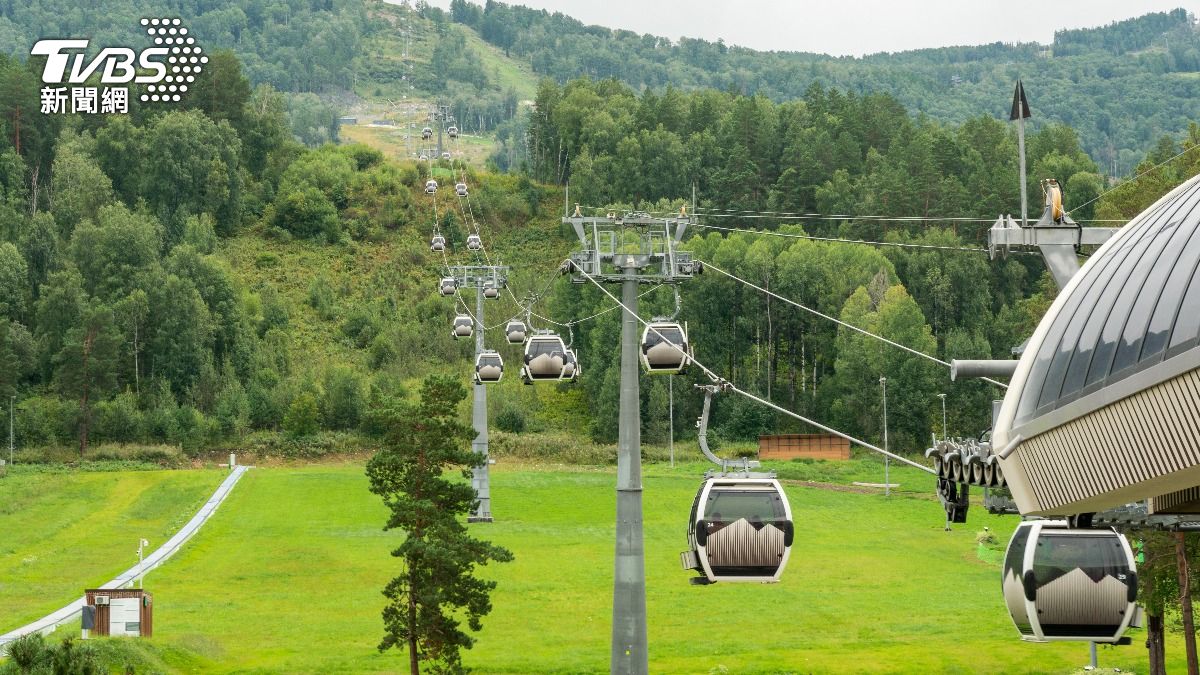 有片/俄纜車繩斷裂!「6米高空」自由落體 數十人重摔、墜湖