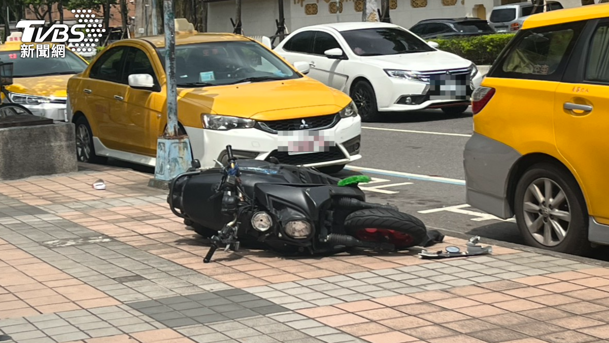 快訊/捷運土城站外車禍 騎士「無名指斷掉」緊急送醫