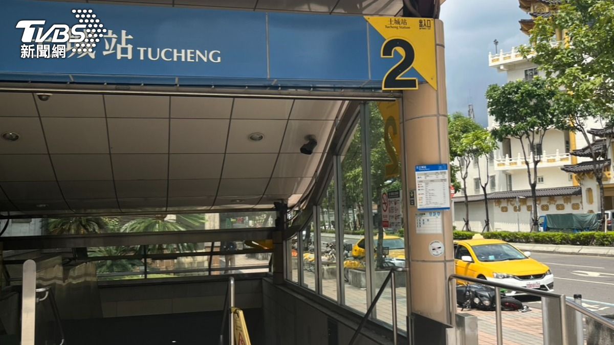車禍發生在捷運土城站2號出口旁,詳細原因有待釐清。(圖/蕭沁梅攝)