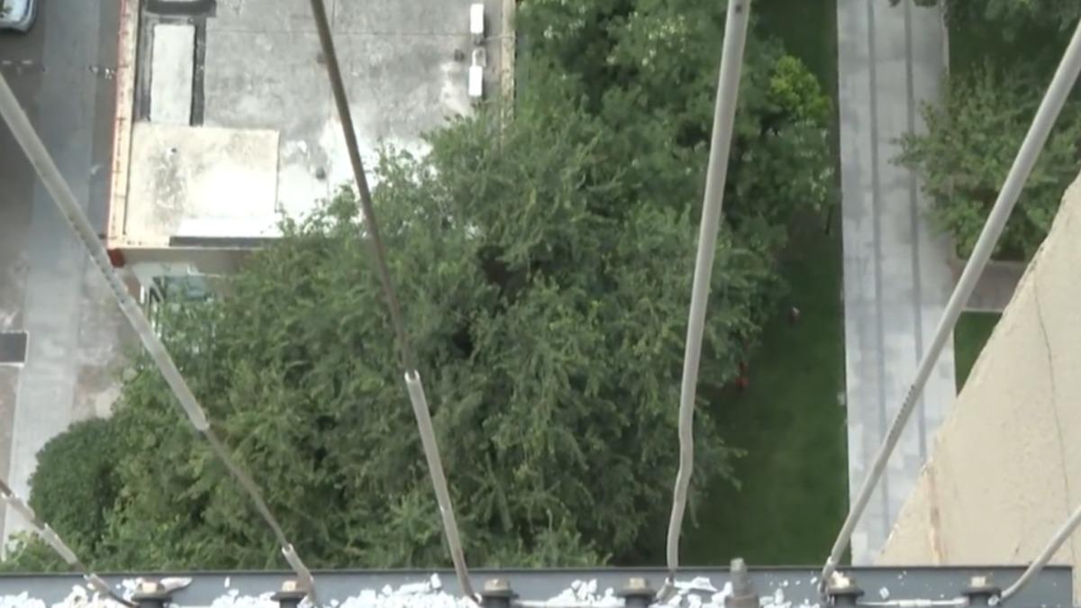 防盜窗金屬條已鬆動。(圖/翻攝自「重慶廣電第1眼」微博)