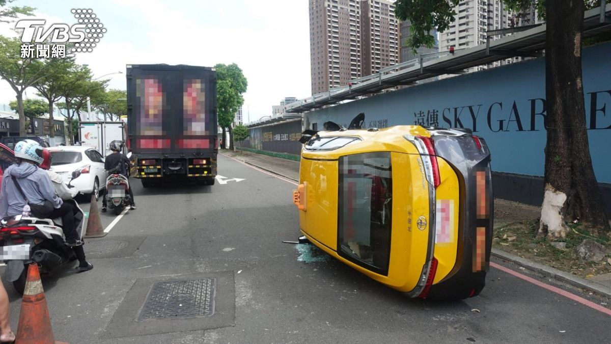 桃園大貨車失控偏移撞翻小黃 計程車側翻2人輕傷送醫