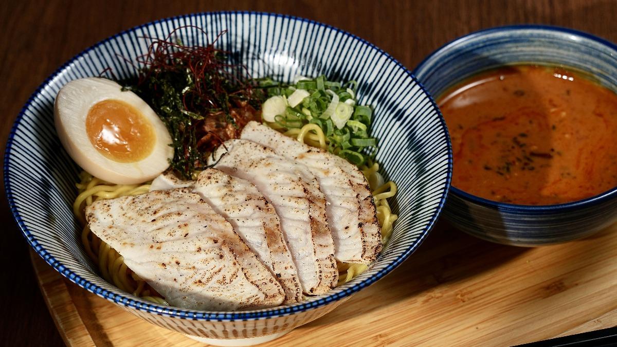 中山店也首度推出與「杜甲 A-Ma」聯名的小川椒濃胡麻醬沾麵。（圖／業者提供）