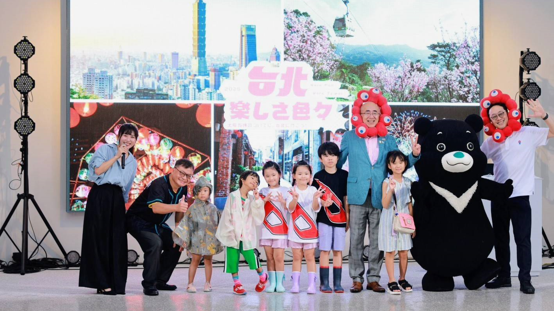 ▲熊讚邀請小朋友們一起跳舞。（圖／臺北市政府觀光傳播局提供）