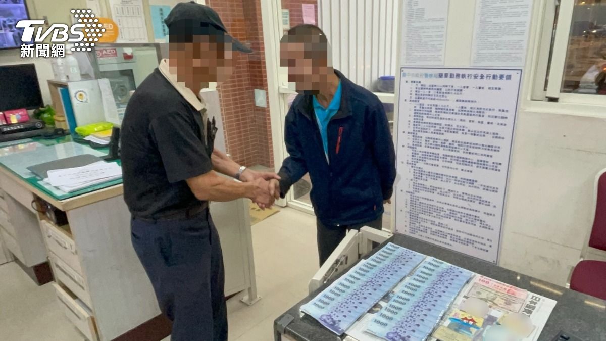 清馬桶感覺卡卡!台中廟公糞池撈到3萬6 洗乾淨送回救命錢