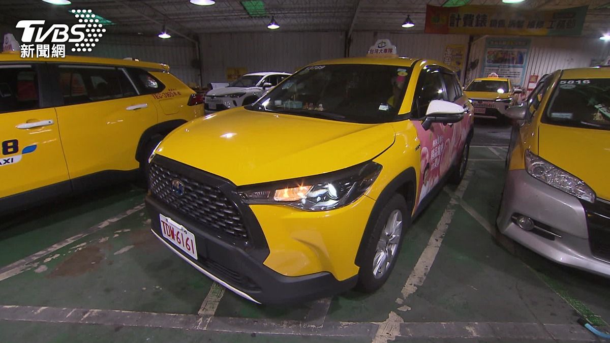 里程焦慮揮之不去,運將偏愛油電車。(圖/TVBS)