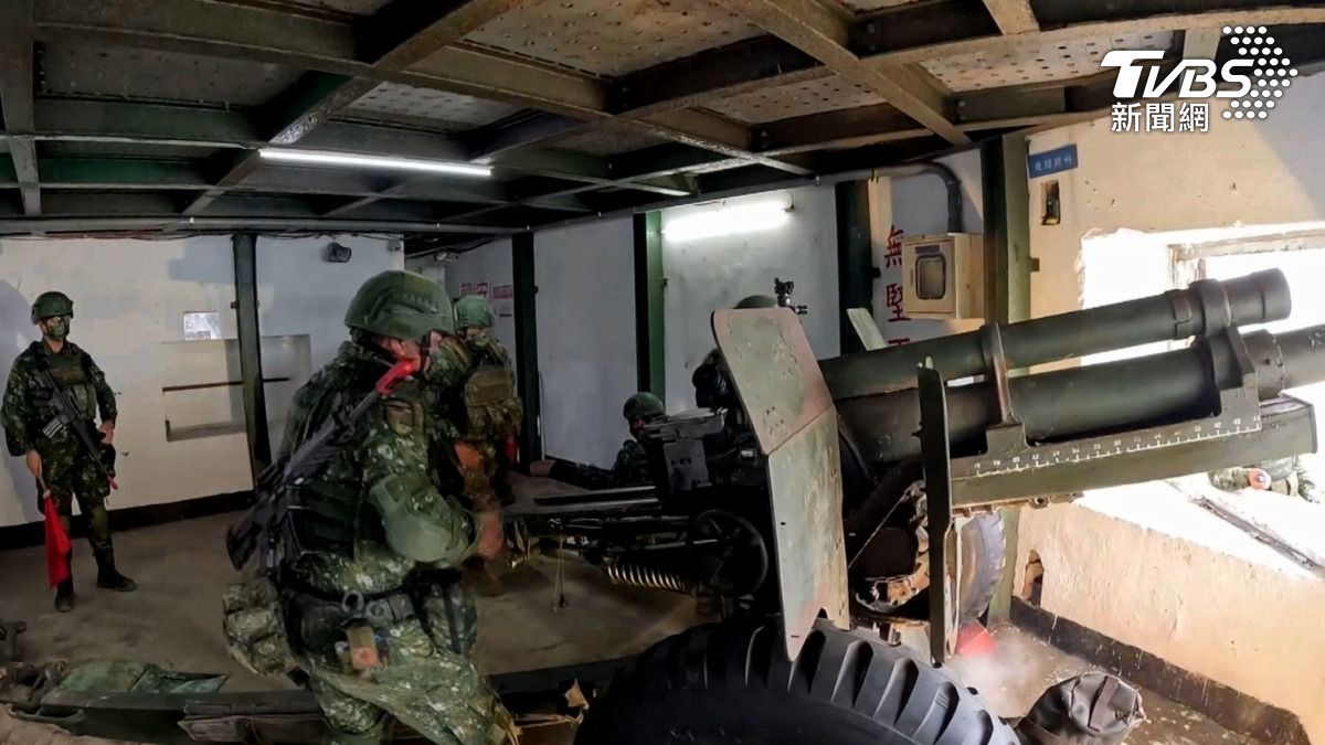 國軍前進外科小組日前進行移地訓練,馬防部支援演練,以訓練用手榴彈模擬前線戰損。(圖/TVBS)