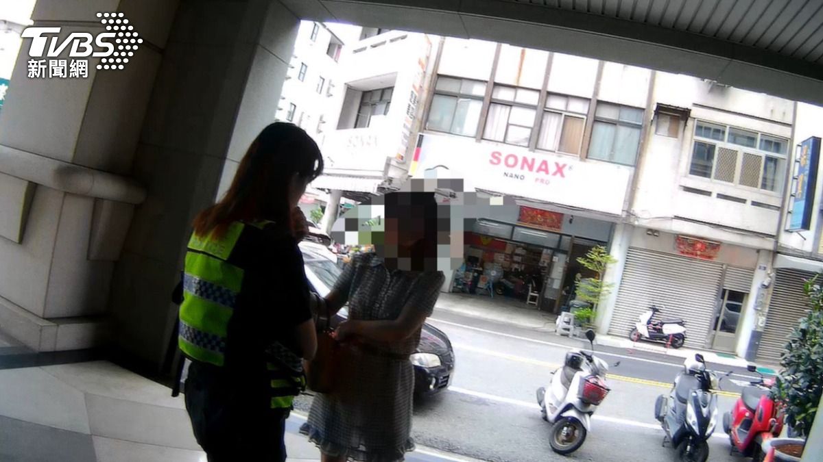 49歲的周姓女子同樣被投資廣告誘騙,差點被騙120萬元。(圖/TVBS)