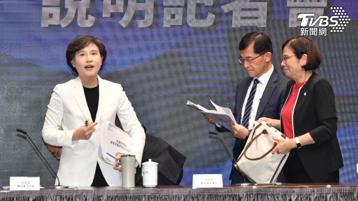 領軍談判小組的行政院副院長鄭麗君(左)。(圖/胡瑞麒攝)