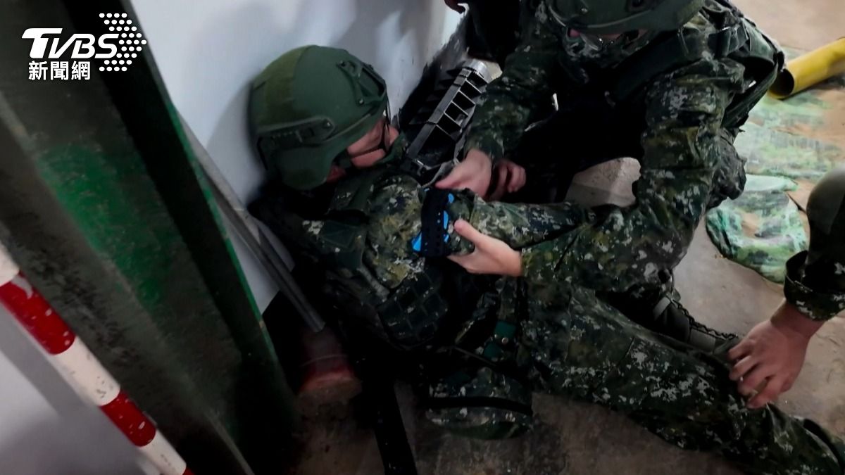 馬防部以訓練用手榴彈模擬前線據點遭攻擊,官士兵傷勢嚴重急需外科急救。(圖/TVBS)
