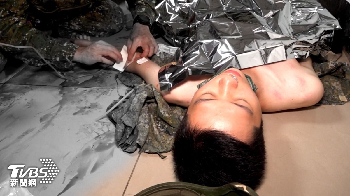 馬防部以訓練用手榴彈模擬前線據點遭攻擊,官士兵傷勢嚴重急需外科急救。(演練畫面、畫面抽色處理)