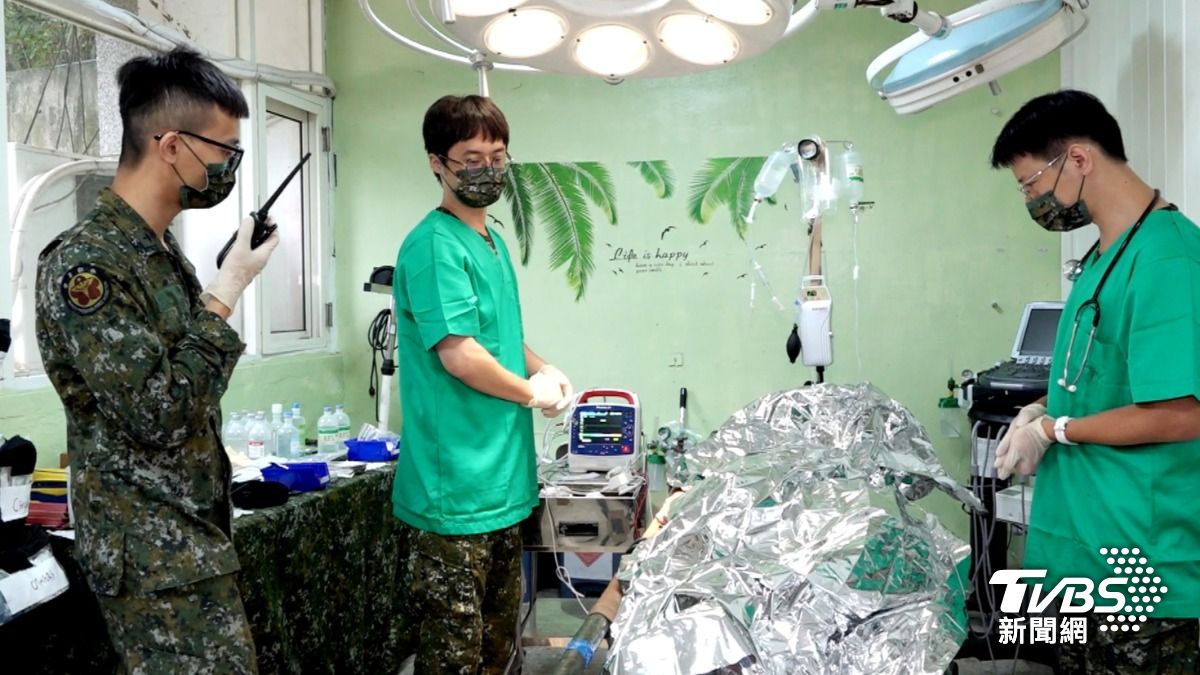 前進外科小組的檢傷分類區一景,由醫師帶領衛勤人員進行急救,或判別是否需要師以外科手術。(圖/TVBS)