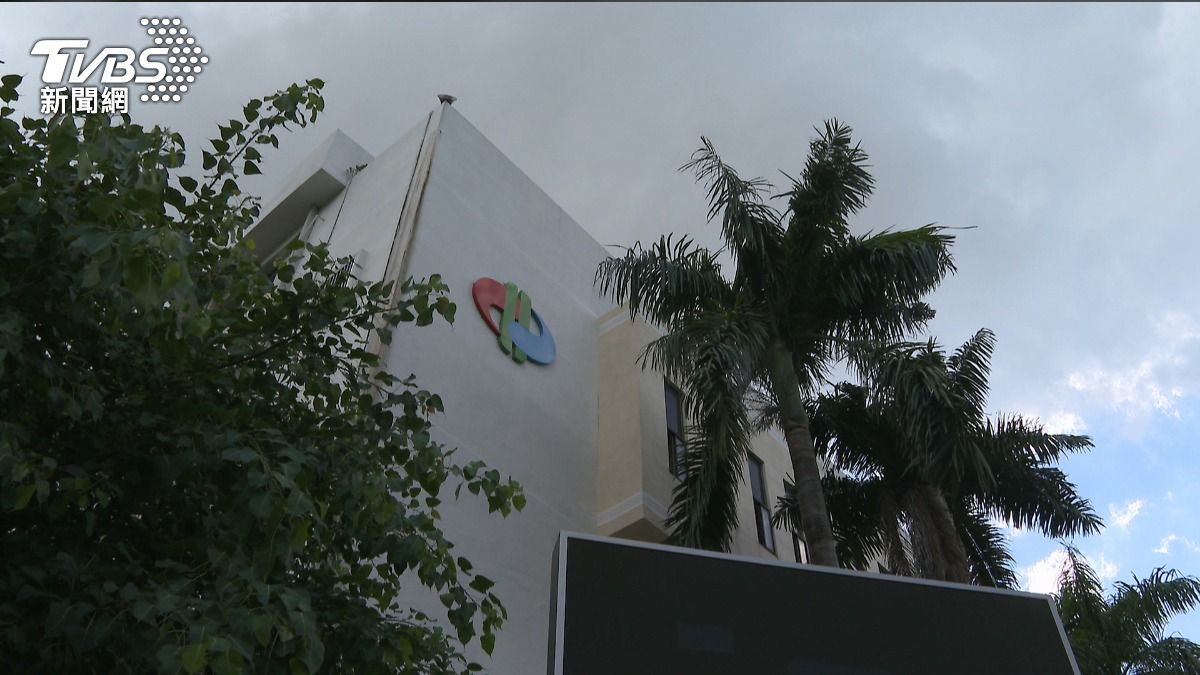 台中二中凌晨跳電,二百學生急撤至悶熱體育館。(圖/TVBS)