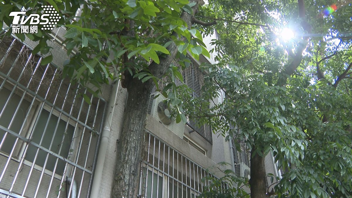 台中二中宿舍突跳電,學生體育館熱到逃便利商店。(圖/TVBS)