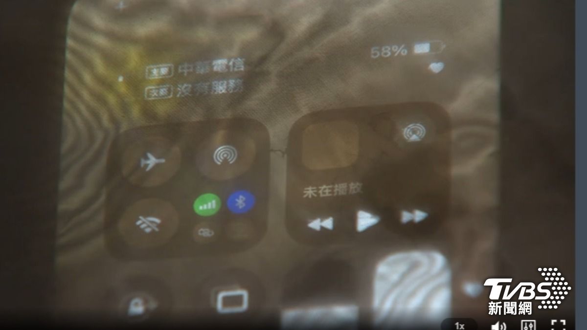手機放進法拉第袋裡,過沒幾秒就呈現沒有訊號。(圖/TVBS)