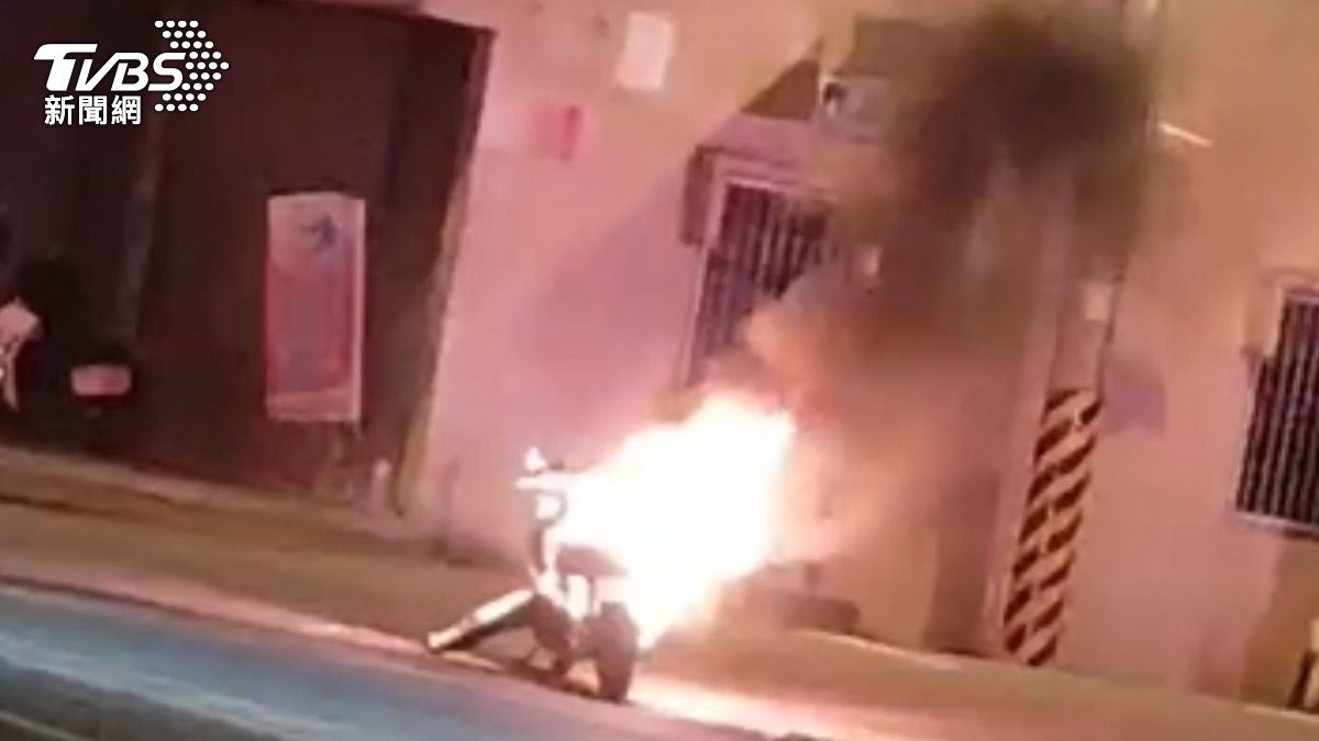 電動機車半路突然起火燃燒。(圖/TVBS)