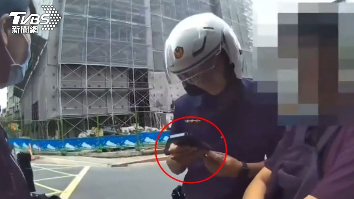 詐團滅證手法曝,警逮車手先搶手機。(圖/TVBS)