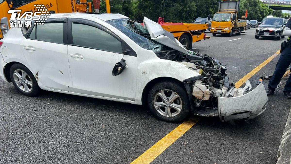 閃避車輛擦撞失控「白車上下翻三圈」車內母子3人受傷送醫