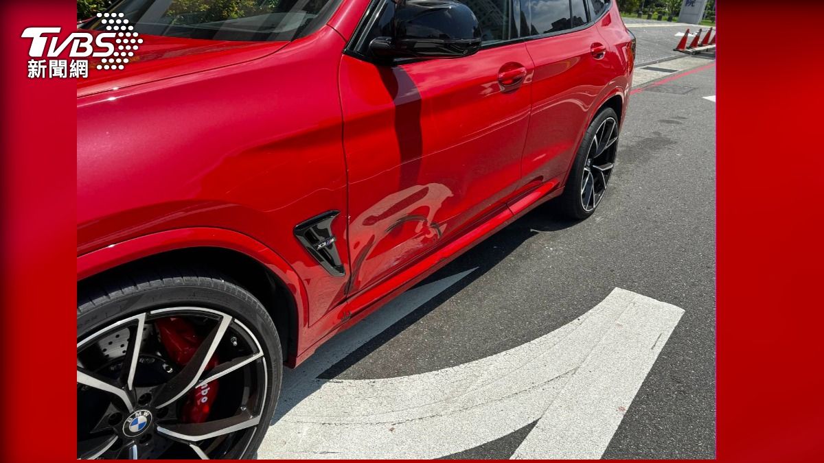 紅車疑突變換車道釀三車車禍