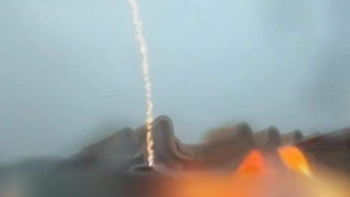 比亞迪SUV雨中行駛,突然閃電直直劈下,瞬間火花四濺。(圖/央視)